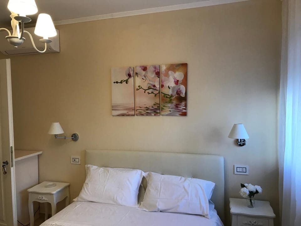 Bed, Photo of the whole room, Decorative detail