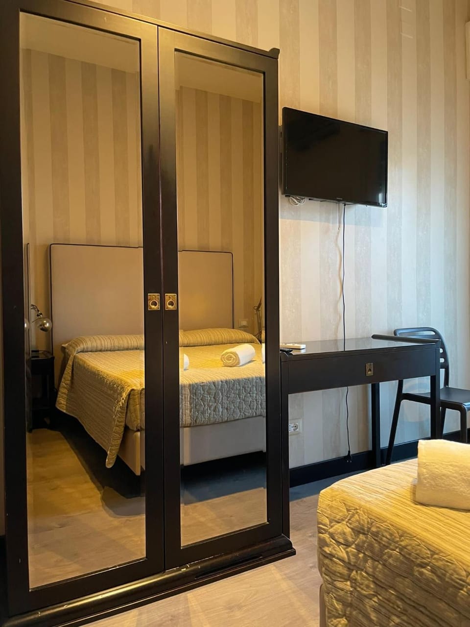 TV and multimedia, Photo of the whole room, Bedroom