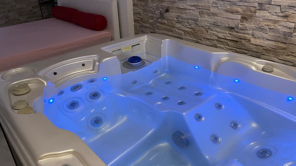 Hot Tub, Swimming pool