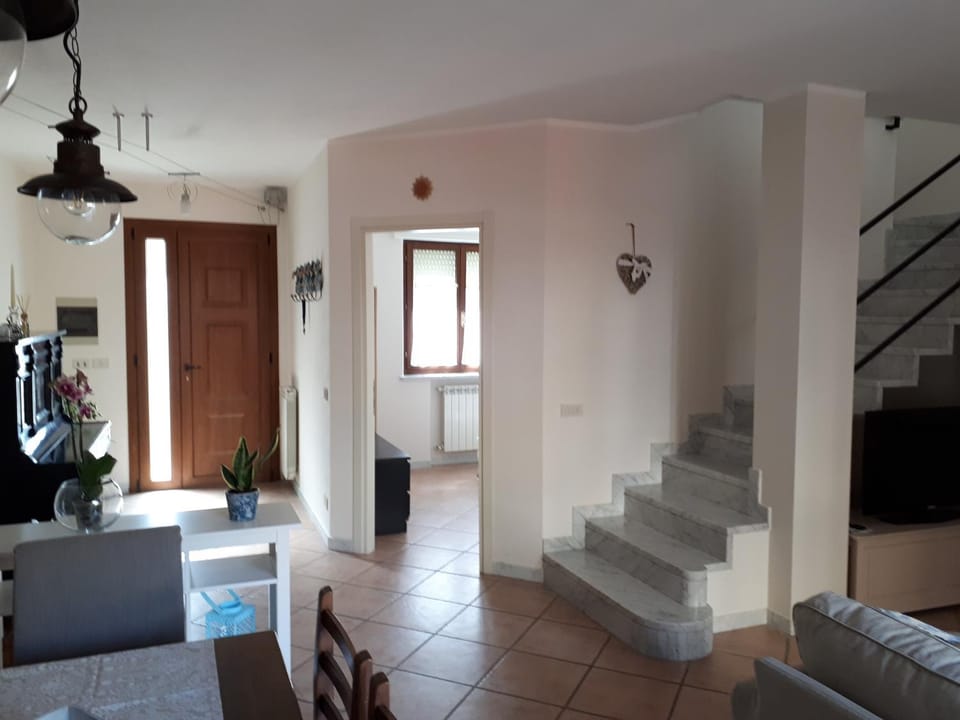 Communal lounge/ TV room, Decorative detail, Decorative detail, Pets, Quiet street view