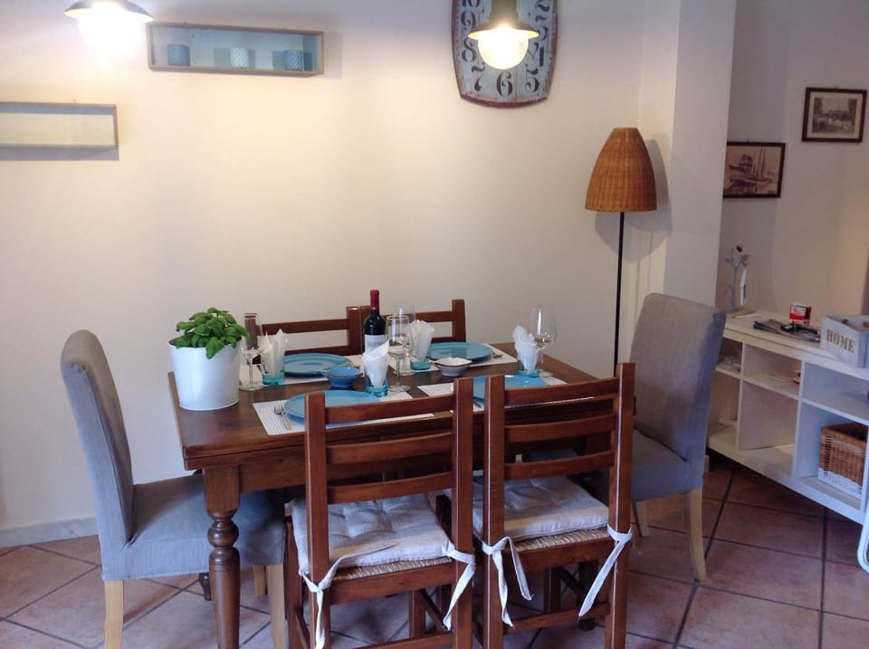 Living room, Decorative detail, Dining area