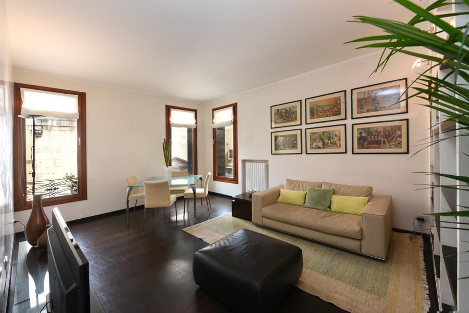 TV and multimedia, Living room, Seating area, Dining area