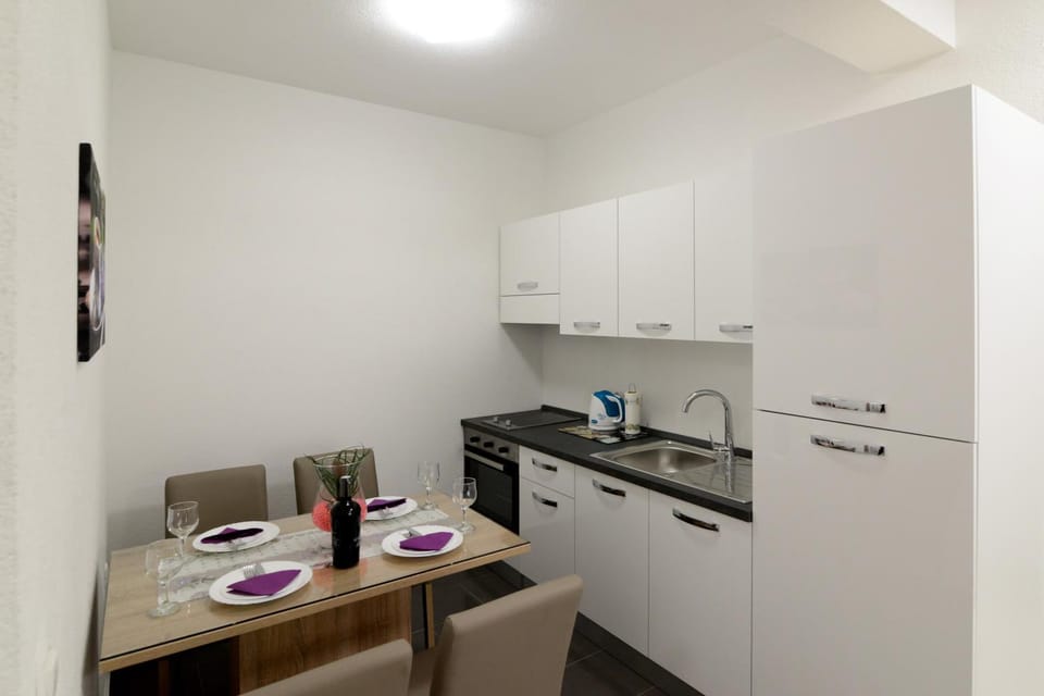 Dining area, oven, pet friendly, stove