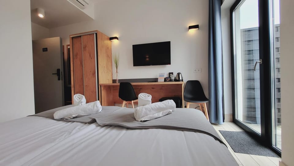 Bed, TV and multimedia, Photo of the whole room, Bedroom, hair dresser, wardrobe