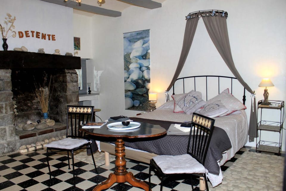 Bed, Photo of the whole room, Bedroom, air conditioner