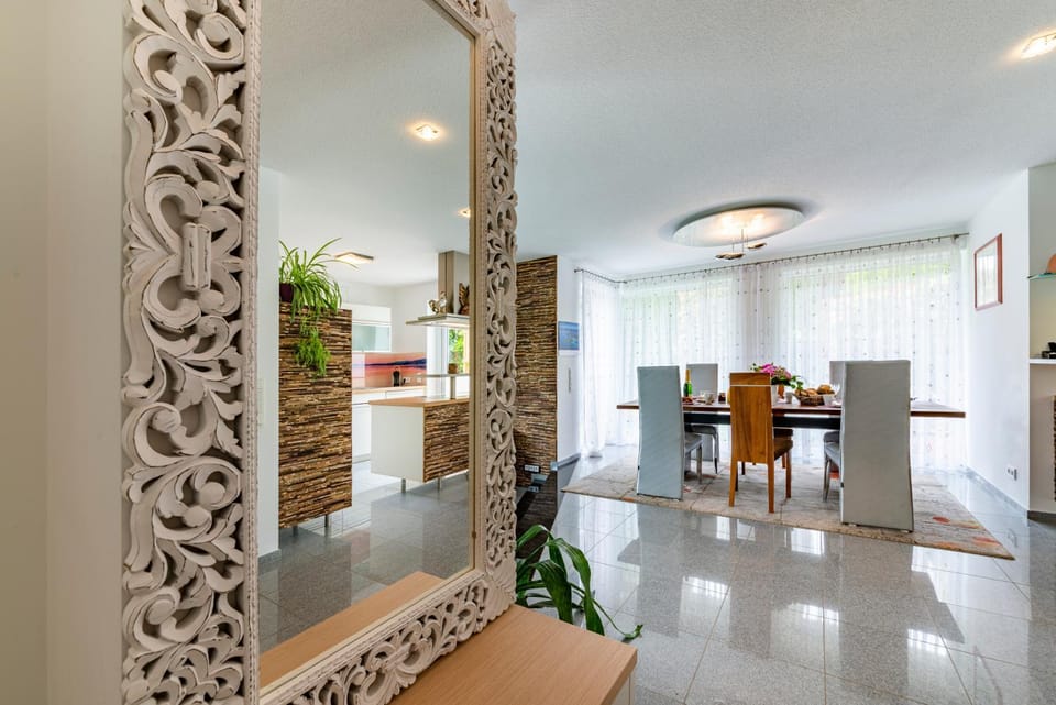Photo of the whole room, Decorative detail, Garden view