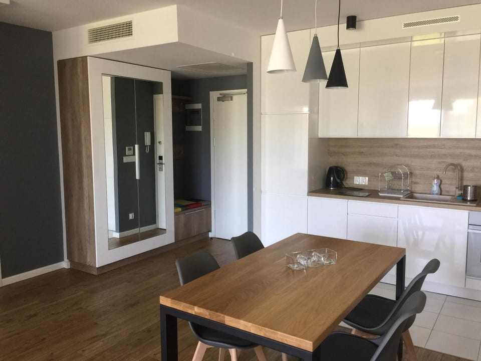 Kitchen or kitchenette, Dining area