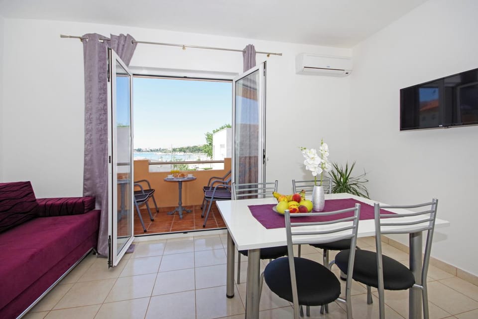 Orange House Apartment in Podstrana