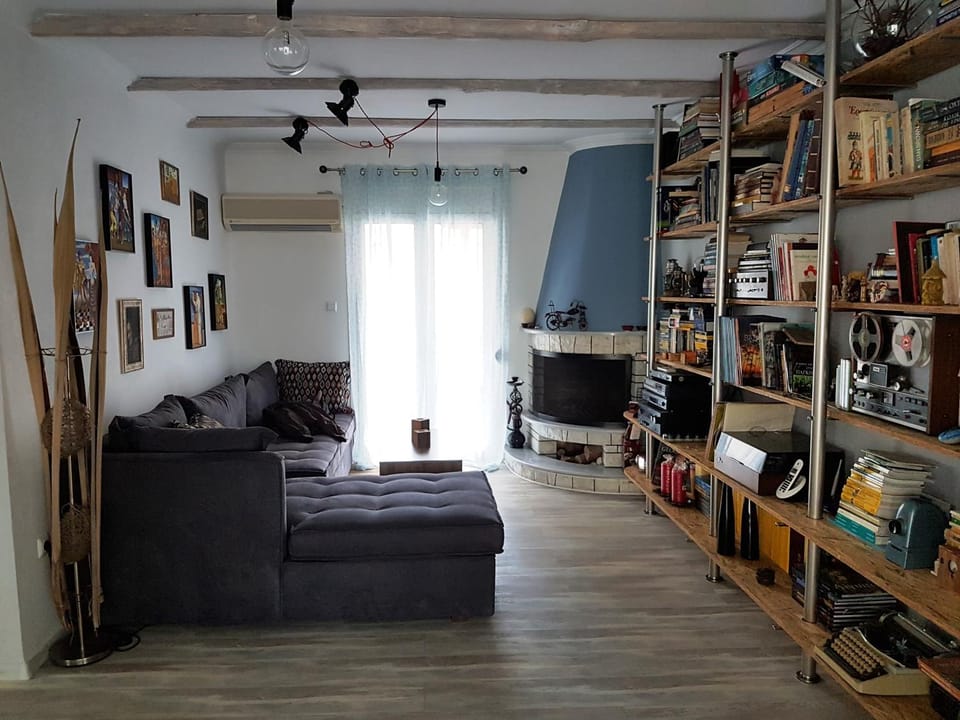 Library, Library, TV and multimedia, Living room, Seating area