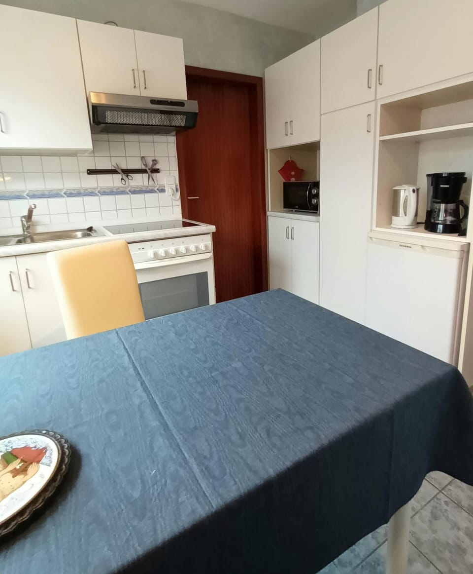 Coffee/tea facilities, Kitchen or kitchenette, Dining area, minibar
