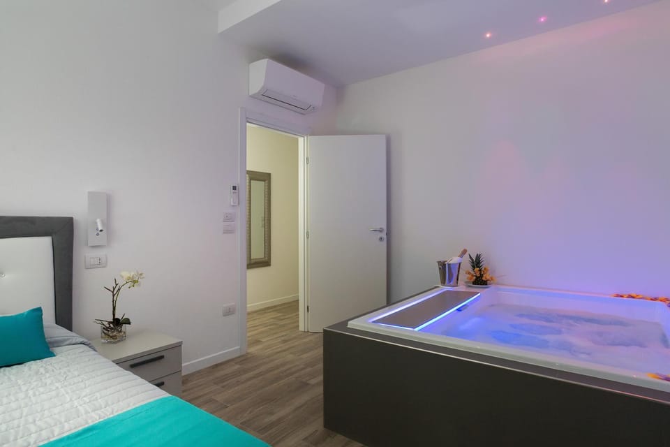 Bed, Hot Tub, Bedroom, air conditioner