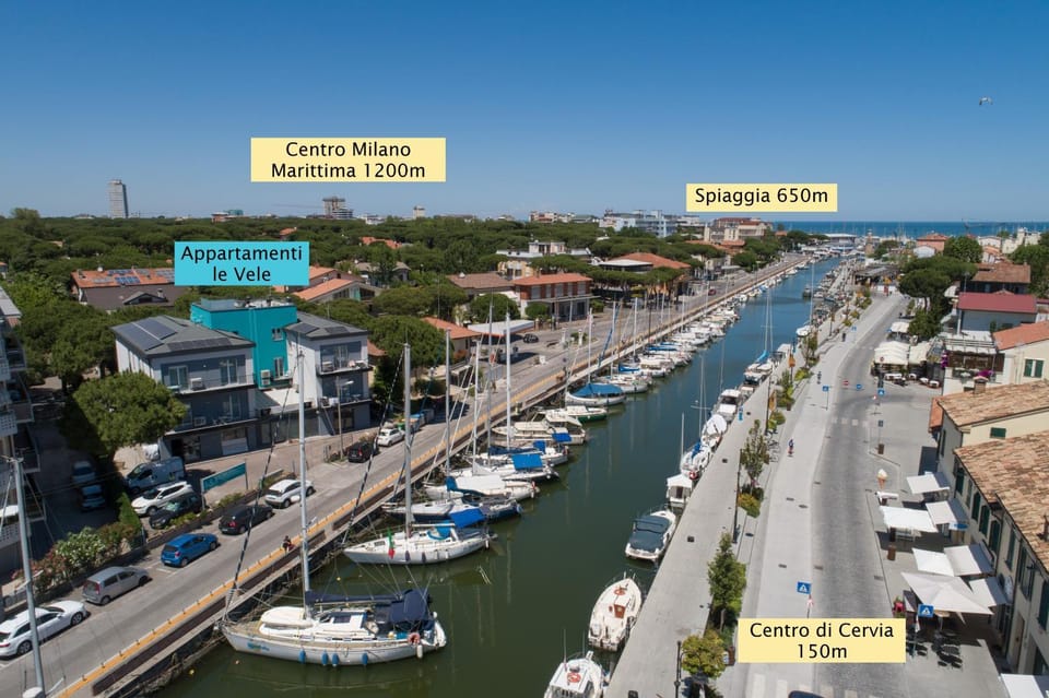 Property building, Neighbourhood, Bird's eye view, Location, Parking