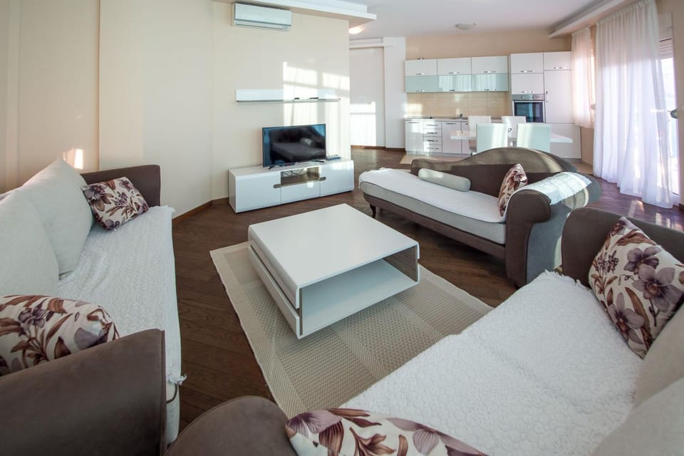 Communal lounge/ TV room, Living room, Photo of the whole room, Seating area, air conditioner