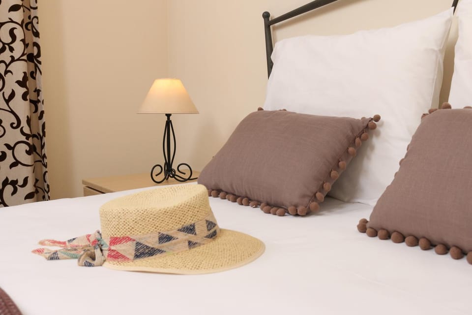 Decorative detail, Bedroom, City view, Garden view, Lake view, Landmark view, Sea view