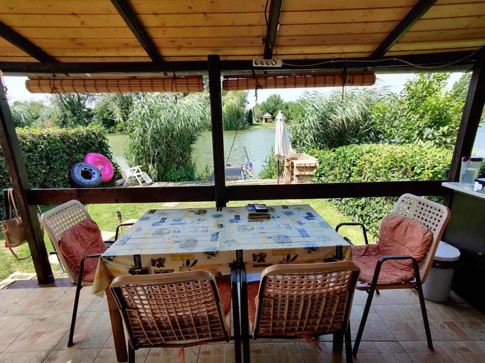 Restaurant/places to eat, Natural landscape, Balcony/Terrace, Garden view
