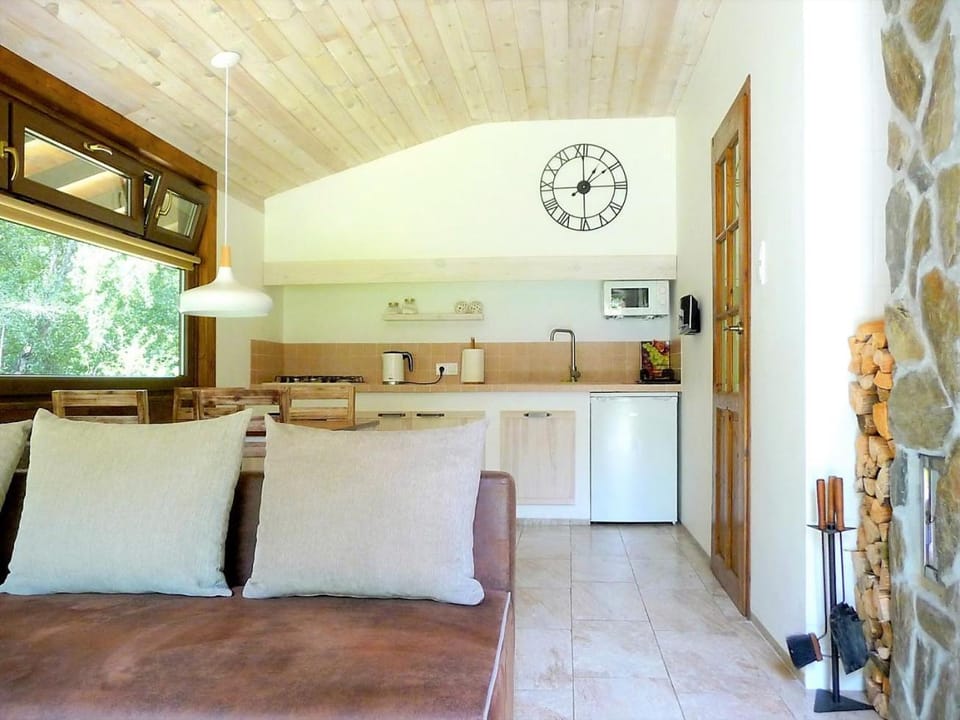 Kitchen or kitchenette, Dining area, minibar