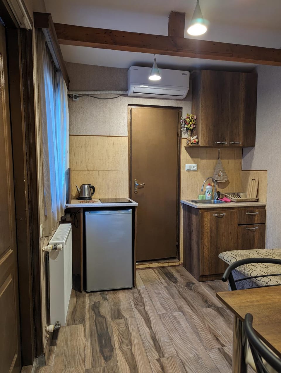 Kitchen or kitchenette, air conditioner