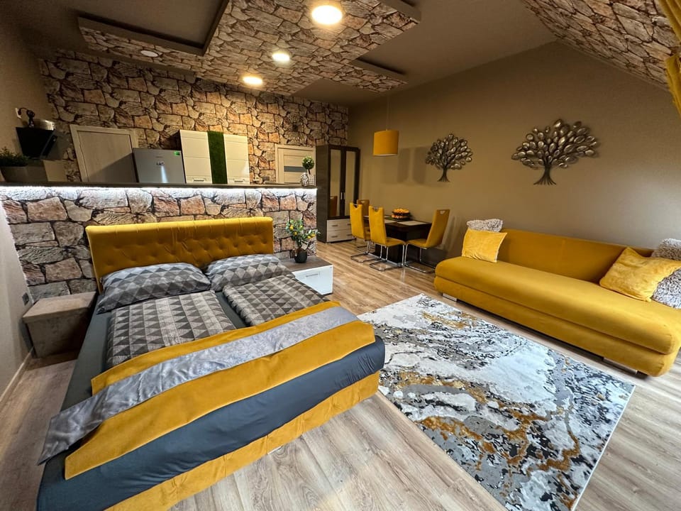 Bed, Coffee/tea facilities, Living room, Photo of the whole room, Seating area, Dining area, wardrobe