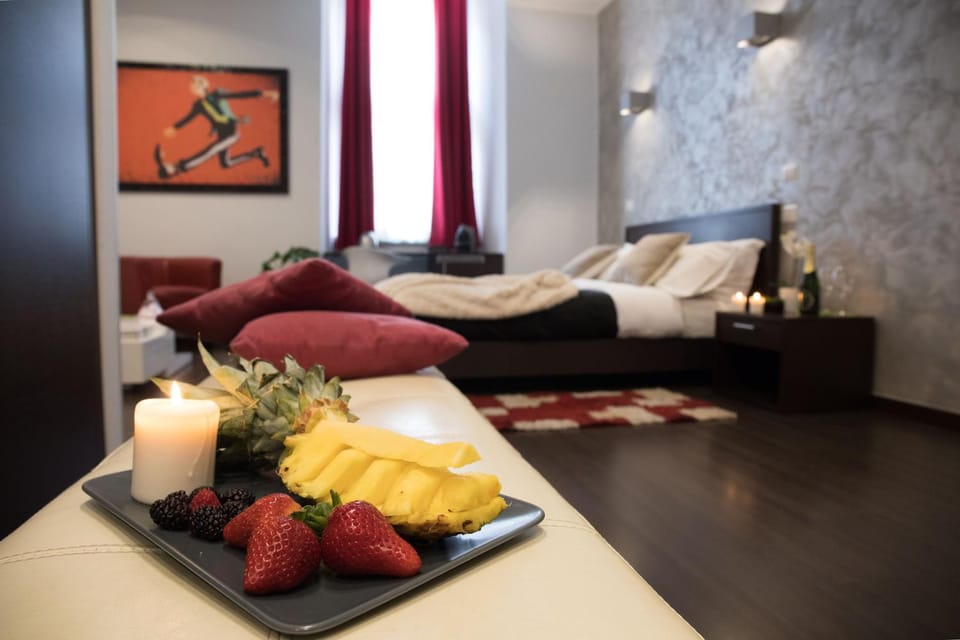 Photo of the whole room, Food