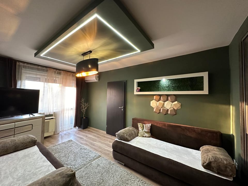 Communal lounge/ TV room, Bed, TV and multimedia, Living room, Photo of the whole room, Seating area