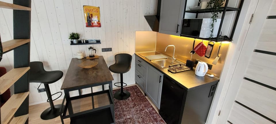 Coffee/tea facilities, Kitchen or kitchenette, Dining area, minibar, stove