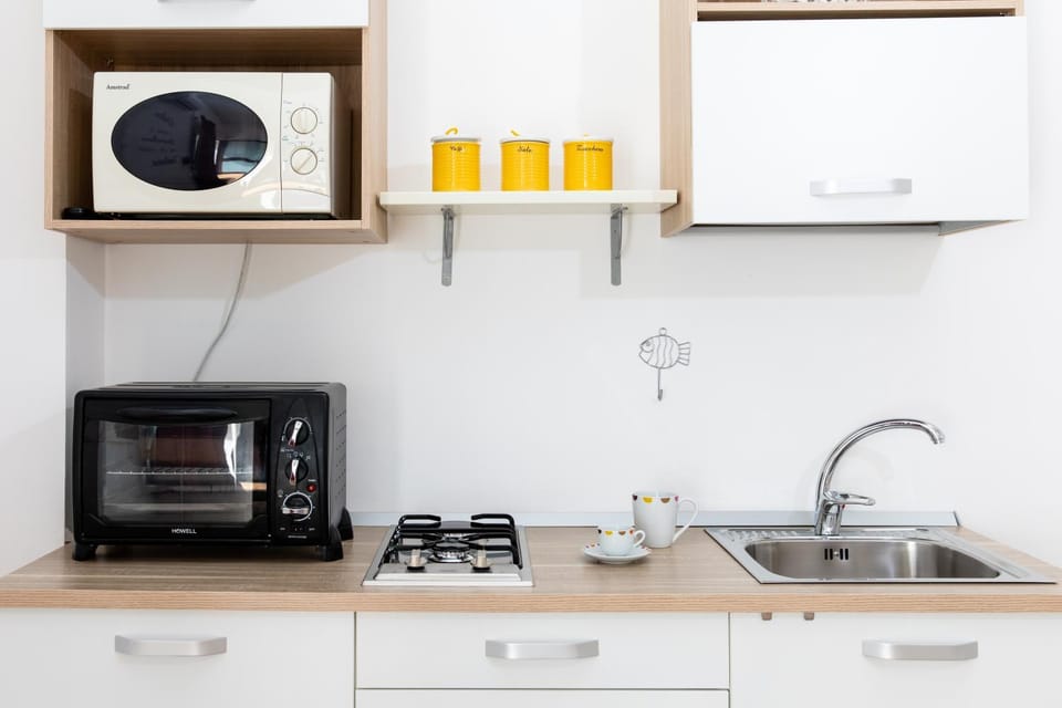 Coffee/tea facilities, Kitchen or kitchenette, stove