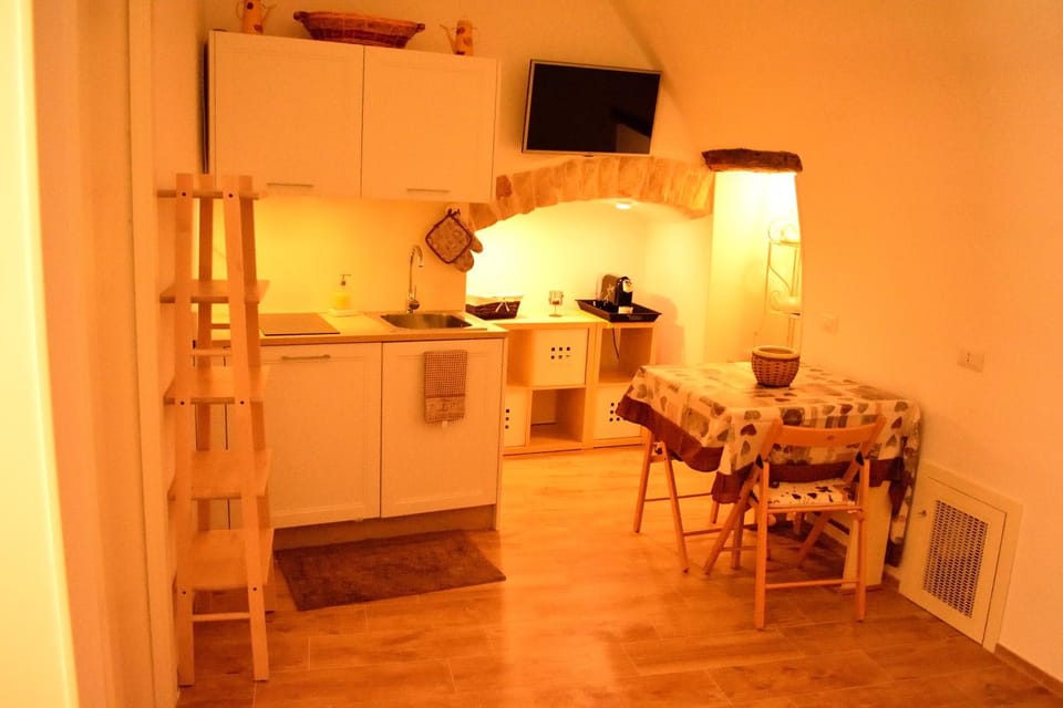 Coffee/tea facilities, Kitchen or kitchenette, Living room, Dining area