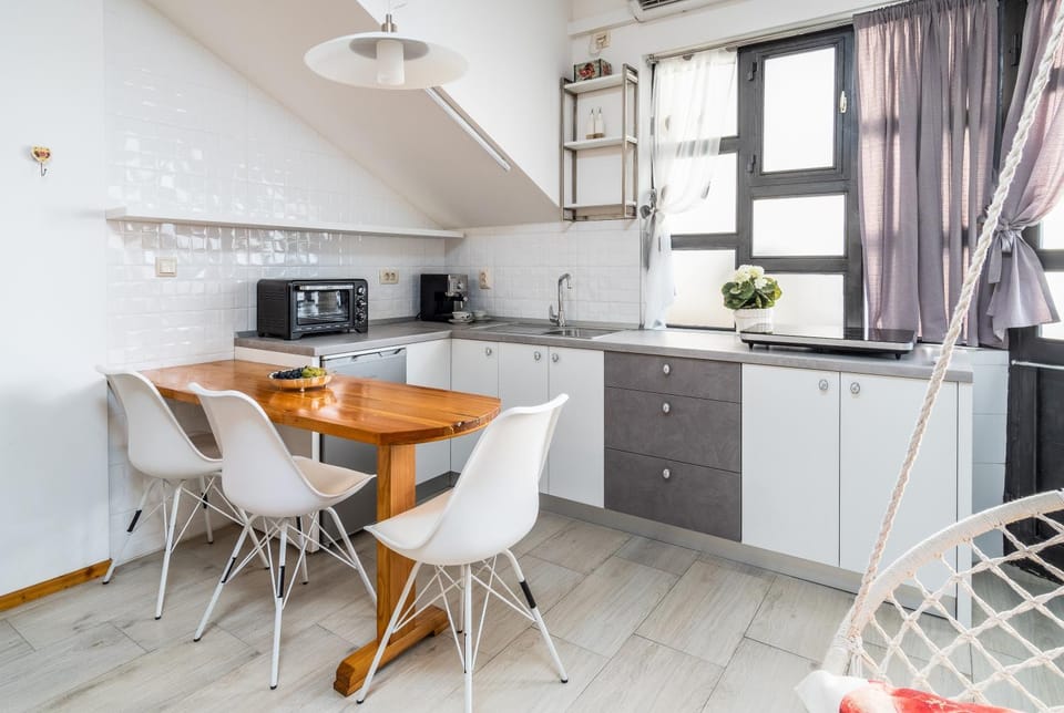 Coffee/tea facilities, Kitchen or kitchenette, Dining area