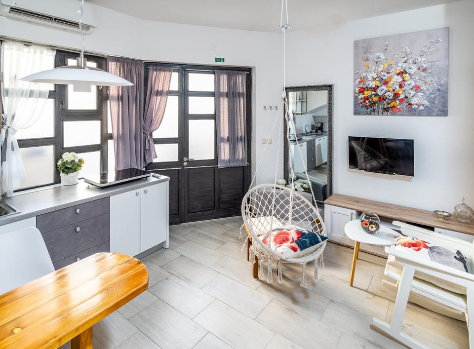 TV and multimedia, Kitchen or kitchenette, Seating area, Dining area