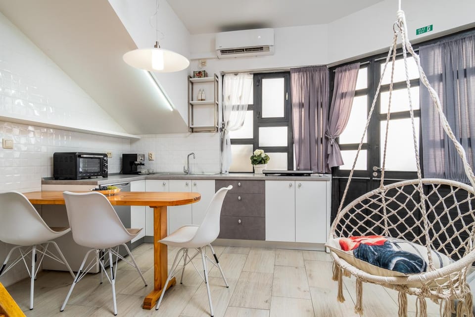 Coffee/tea facilities, Kitchen or kitchenette, Seating area, Dining area