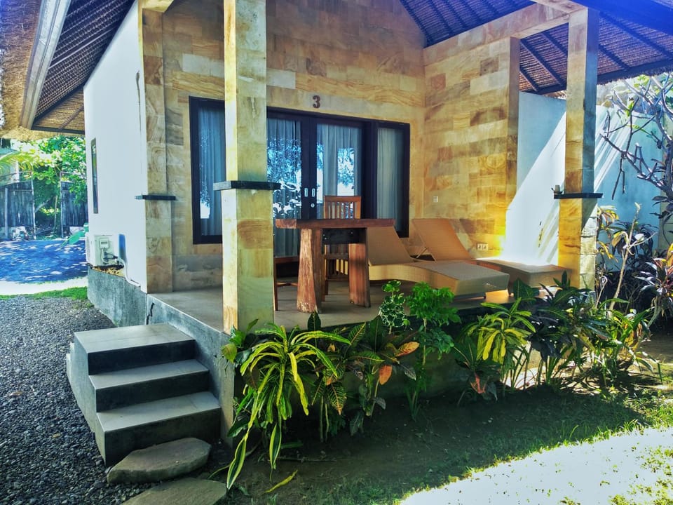 Jemeluk Beach Bungalows Inn in Abang