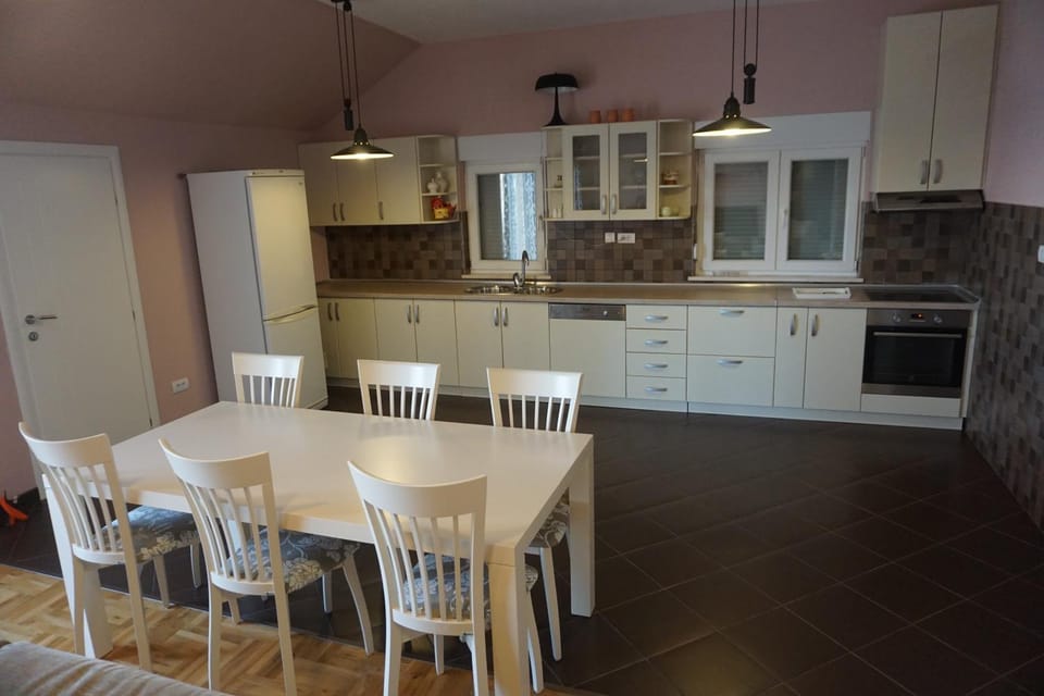 Kitchen or kitchenette, Dining area