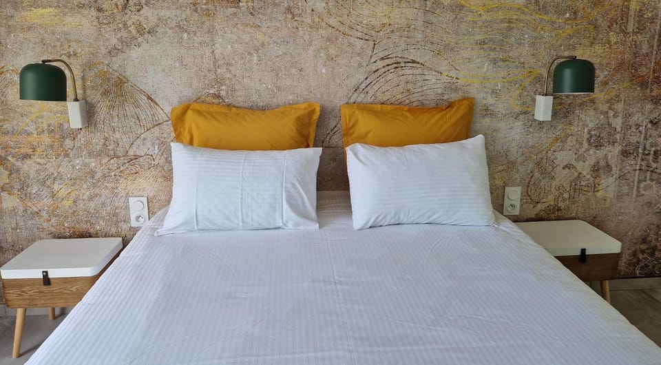 Bed, Living room, Photo of the whole room, Seating area, Bedroom, On site, towels, towels, acessibility
