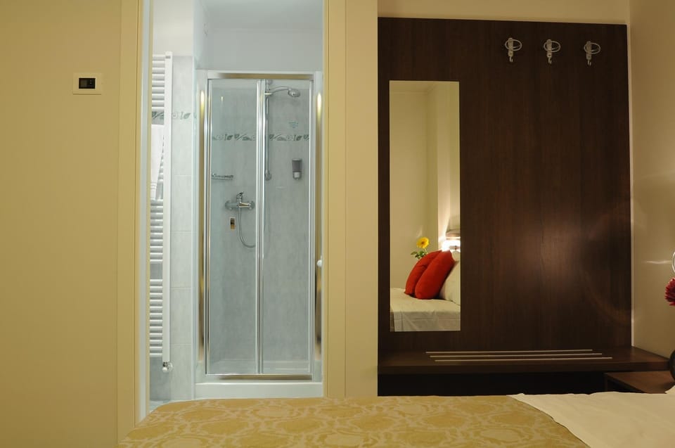 Shower, Photo of the whole room, Decorative detail