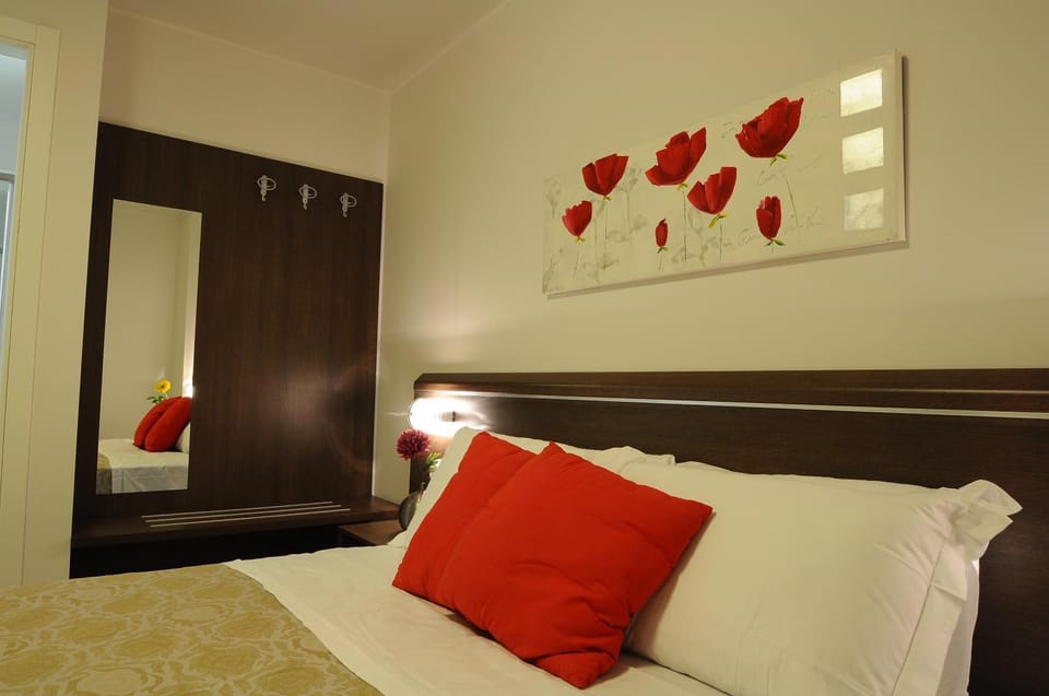 Bed, Photo of the whole room, Decorative detail