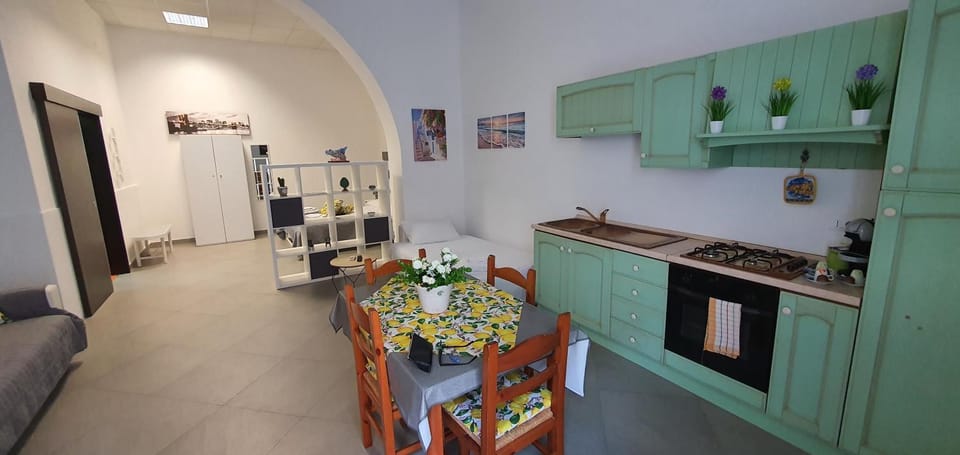 Bed, Kitchen or kitchenette, Living room, Seating area, Dining area, oven