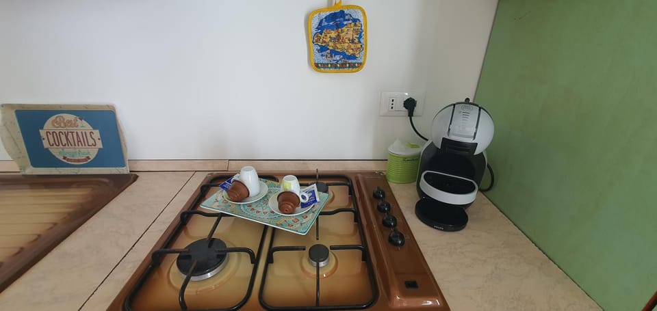 Coffee/tea facilities, Kitchen or kitchenette, Dining area