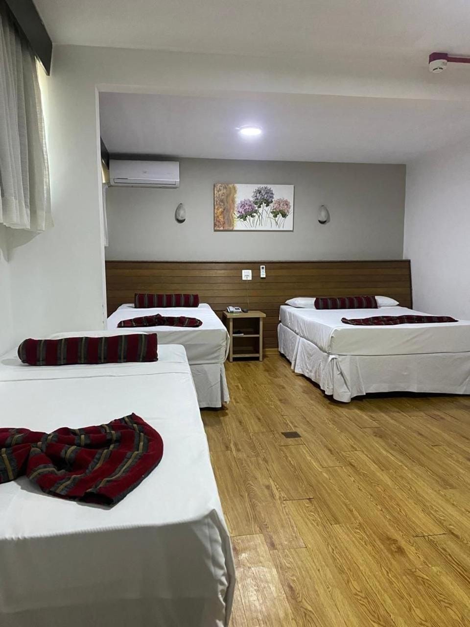 Bed, TV and multimedia, Photo of the whole room, Bedroom, towels, air conditioner