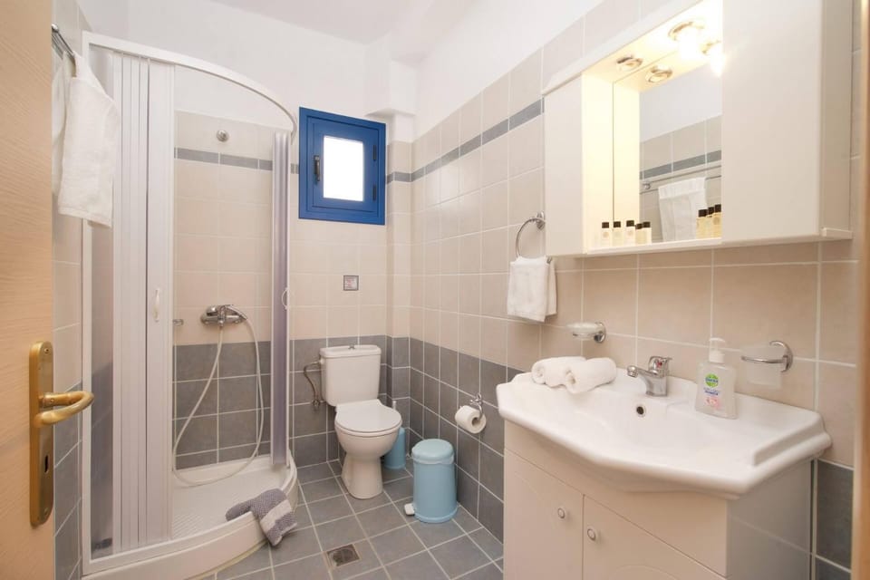 Shower, Toilet, Bathroom, towels