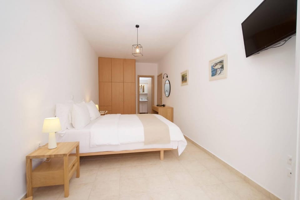 Bed, TV and multimedia, Bedroom, wardrobe