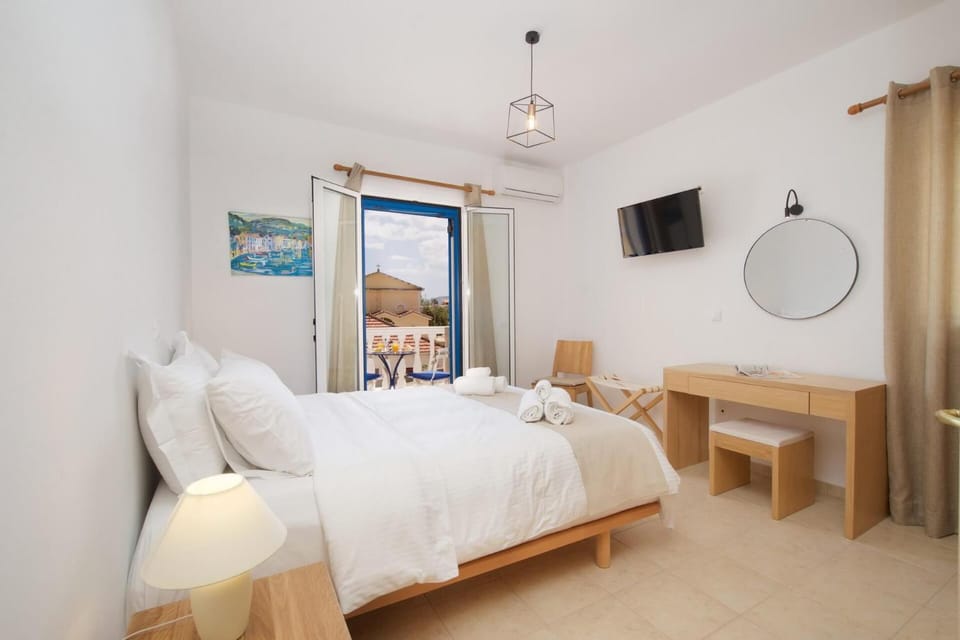Bed, TV and multimedia, Bedroom