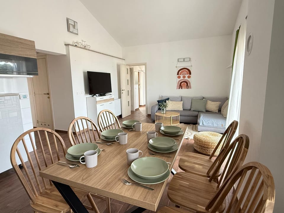 TV and multimedia, Kitchen or kitchenette, Living room, Seating area, Dining area