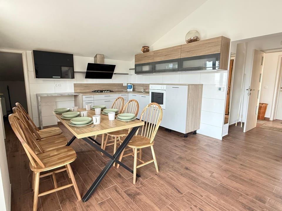 TV and multimedia, Coffee/tea facilities, Kitchen or kitchenette, Seating area, Dining area, dishwasher, oven, stove