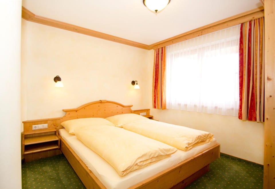 Photo of the whole room, Decorative detail