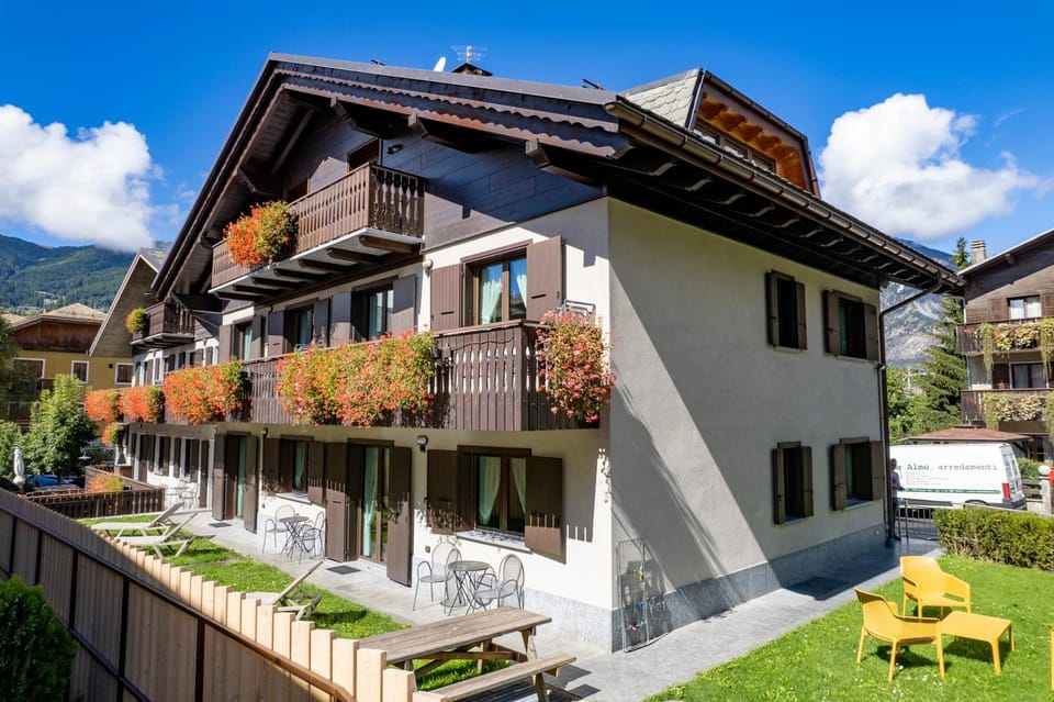 Property building, Summer, Garden