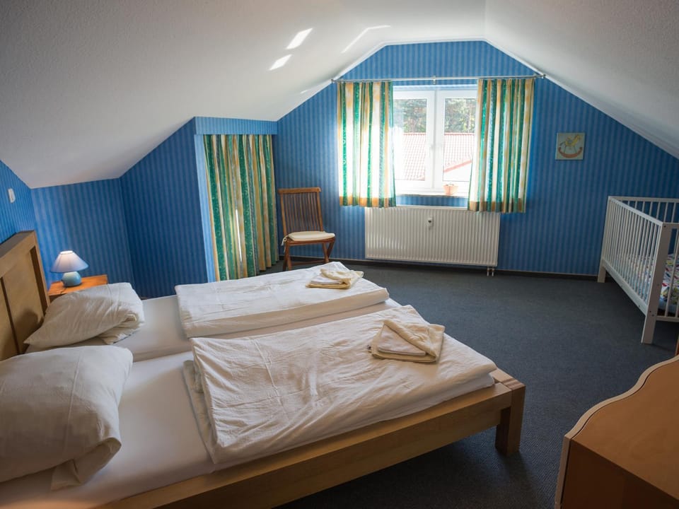 Bedroom, cot