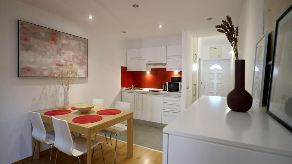 Kitchen or kitchenette, Dining area