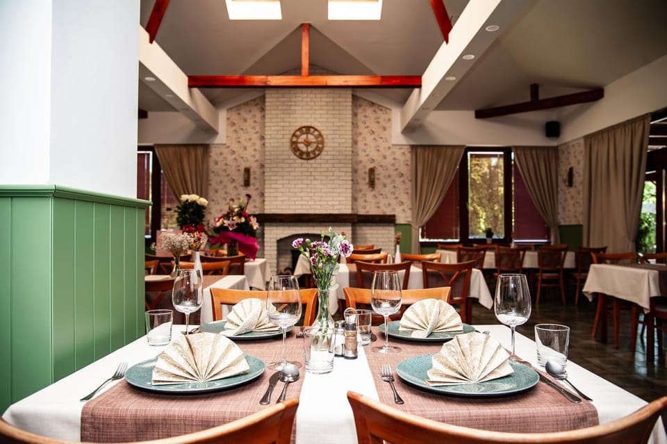 Restaurant/places to eat, Banquet/Function facilities, Dining area