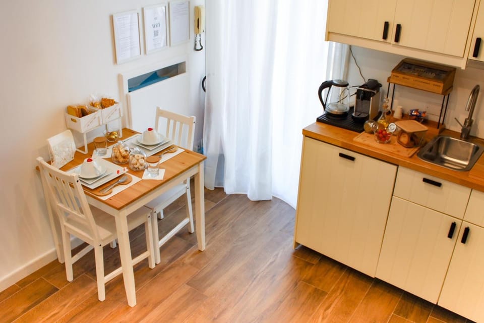 Coffee/tea facilities, Kitchen or kitchenette, Food and drinks, Dining area, Food, minibar, stove