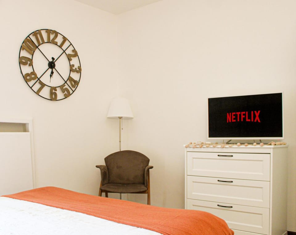 Bed, TV and multimedia, Photo of the whole room, Evening entertainment, Bedroom